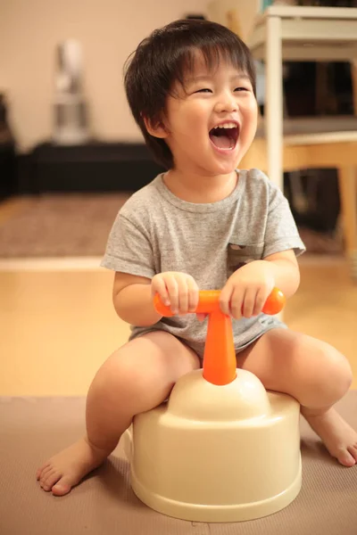 Милый Мальчик Играет Игрушкой — стоковое фото