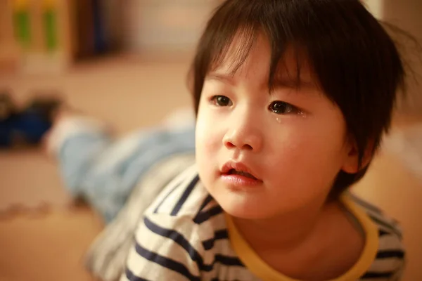 Portret Van Een Schattig Jongetje Huilen Liggen Vloer — Stockfoto