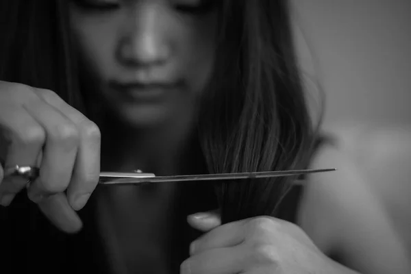 Piękna Azjatycka Kobieta Jest Obcinanie Jej Włosy — Zdjęcie stockowe