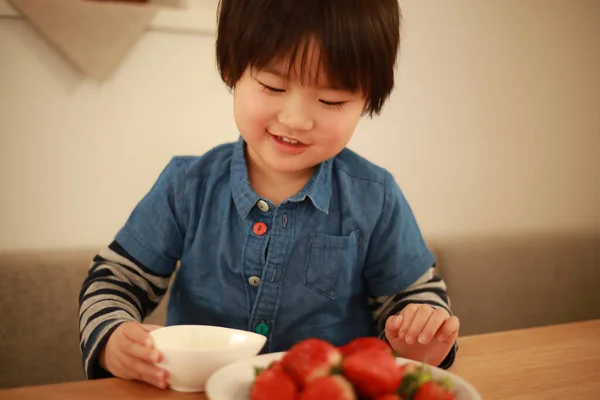 Маленький Мальчик Ест Клубнику Кухне — стоковое фото