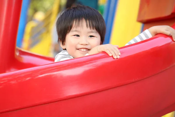 Симпатичный Мальчик Играет Детской Площадке — стоковое фото