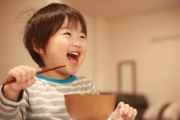 Щасливий Азіатський Хлопчик Їсть Кашу — стокове фото