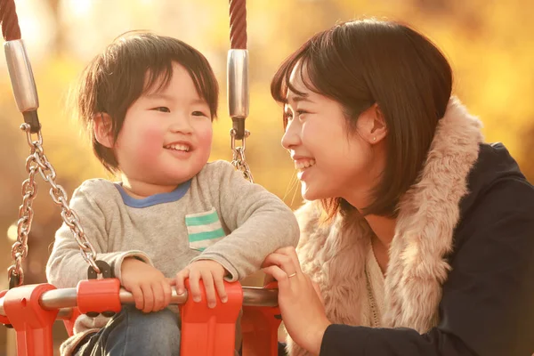 Mignon Petit Asiatique Garçon Mère Dans Parc — Photo