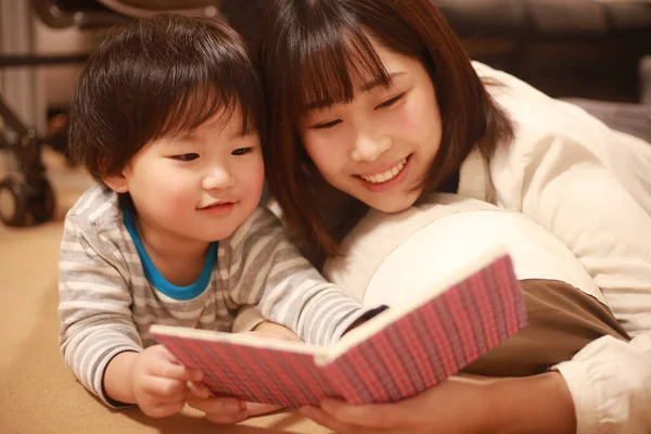 Feliz Asiático Mãe Leitura Livro Para Ela Filho — Fotografia de Stock