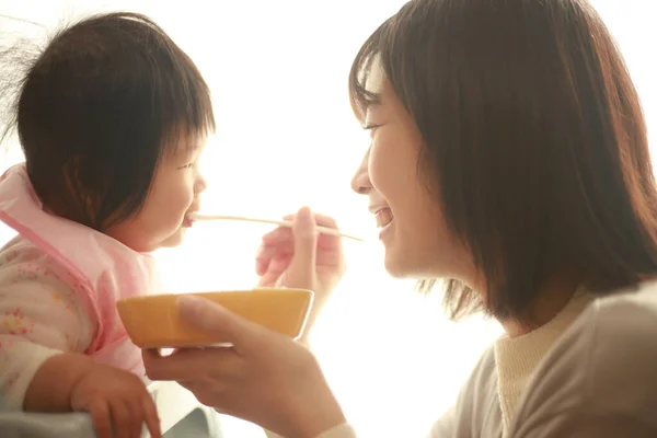 Jovem Mãe Alimentação Adorável Pouco Bebê Casa — Fotografia de Stock