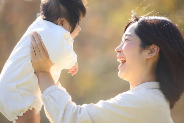 Retrato Feliz Asiático Mãe Com Bonito Bebê Parque — Fotografia de Stock
