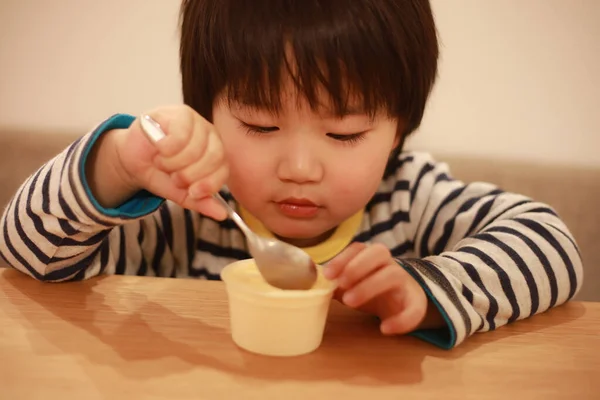 Asyalı Şirin Çocuk Mutfakta Yemek Yiyor — Stok fotoğraf