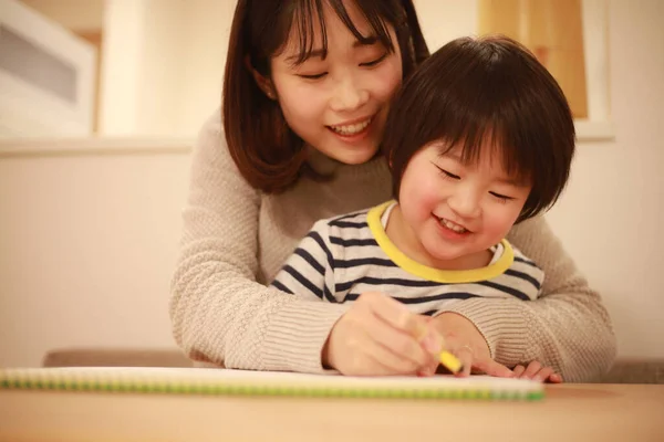 Usmívající Asijské Mladá Žena Její Malý Syn Kreslení — Stock fotografie