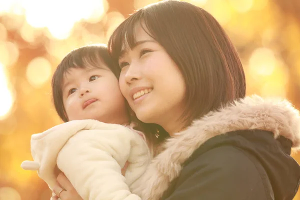 Portrait Young Asian Woman Her Daughter Park — Stock Photo, Image