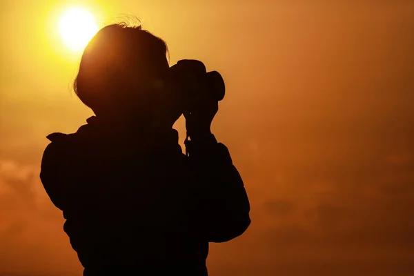 Silhouette Young Woman Camera Background Sunset — Stock Photo, Image