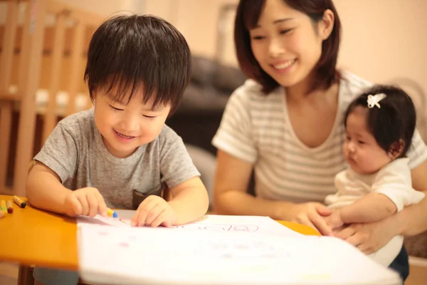 Aziatische Moeder Met Haar Kinderen — Stockfoto