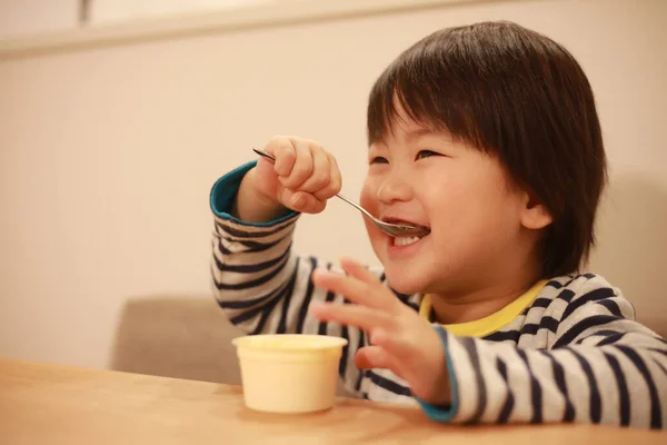 Asijské Roztomilý Chlapec Jíst Kuchyni — Stock fotografie