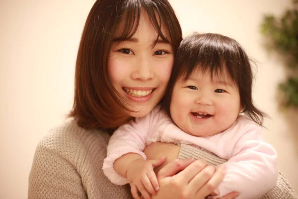 Asiatico Madre Figlia Abbraccio Stanza — Foto Stock