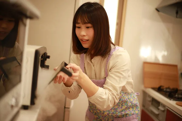 Junge Attraktive Asiatische Frau Tragen Ofen Einem Küche — Stockfoto