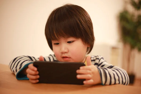 Mignon Petit Enfant Utilisant Smartphone Maison — Photo