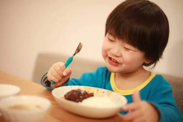 Malý Chlapec Jíst Chutné Jídlo Doma — Stock fotografie