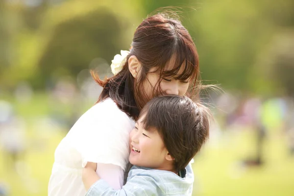 Giovane Madre Asiatica Con Suo Piccolo Figlio Divertirsi Nel Parco — Foto Stock