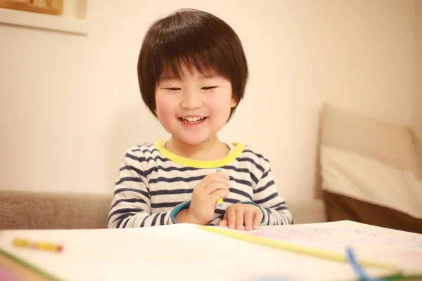 かわいい幸せな小さな子供が家で絵を描く — ストック写真
