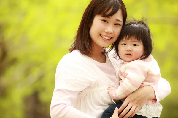 Χαριτωμένο Κοριτσάκι Από Την Ασία Και Μαμά Της Στο Πάρκο — Φωτογραφία Αρχείου