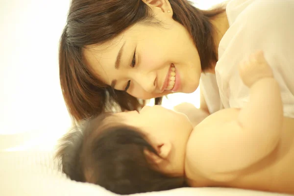 赤ちゃんを持つ若いアジア系女性は — ストック写真