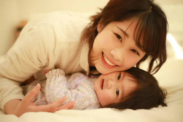 Jovem Asiático Mãe Abraçando Com Adorável Bebê Casa — Fotografia de Stock