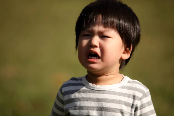 Asiatischer Kleiner Junge Weint — Stockfoto