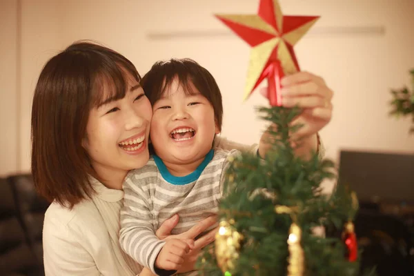 Asiatisk Mor Och Hennes Son Dekorera Julgran — Stockfoto