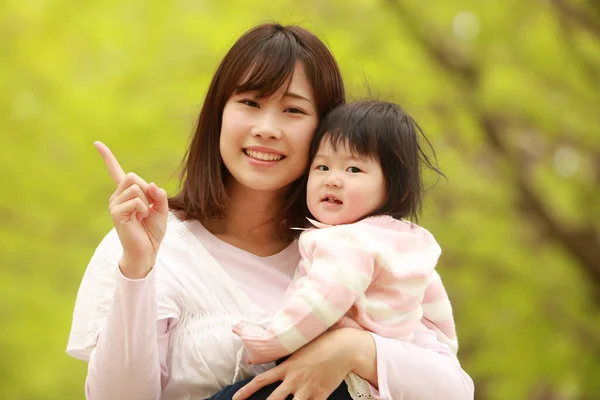 Mignonne Petite Fille Asiatique Mère Dans Parc — Photo