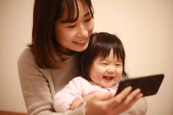 Madre Figlia Scattare Selfie Con Suo Telefono Cellulare — Foto Stock
