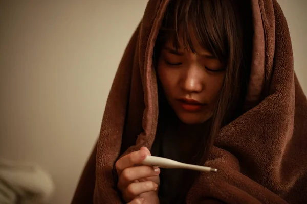 Ung Asiatisk Kvinna Med Termometer Sjuk — Stockfoto