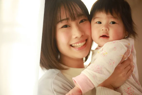 Uśmiechnięta Azjatycka Młoda Kobieta Jej Mała Dziewczynka — Zdjęcie stockowe