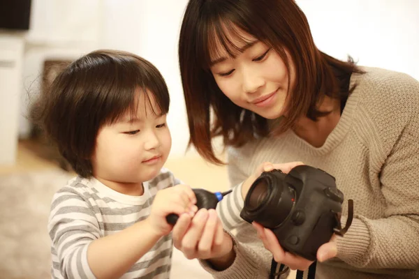 Küçük çocukla oynayan Asyalı kadın.