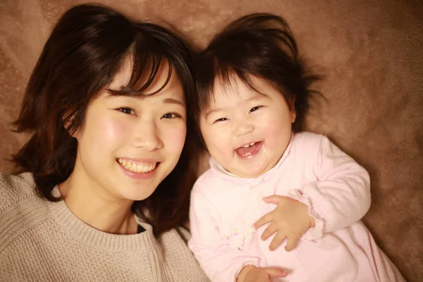 Sonriente Asiático Joven Mujer Littlegirl — Foto de Stock