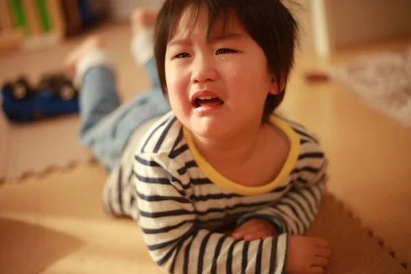 一个可爱的小男孩在家里哭的肖像 — 图库照片