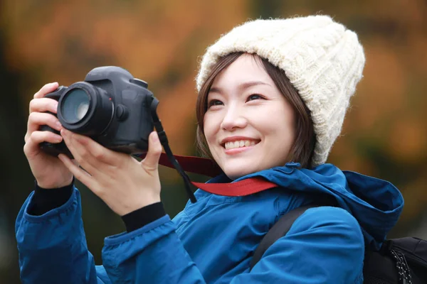 Portrét Mladé Asijské Ženy Fotografující Podzimním Parku — Stock fotografie