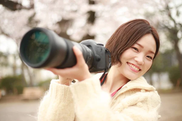 Jovem Mulher Tirando Foto Com Câmera — Fotografia de Stock