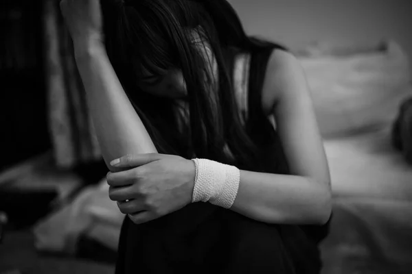 Asiatisk Ung Kvinna Med Bandagerad Hand — Stockfoto