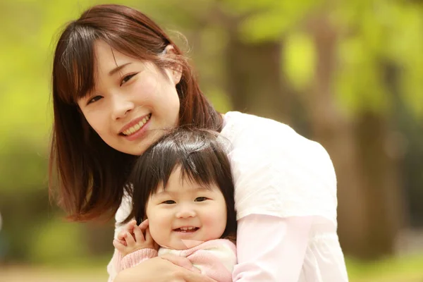 Gadis Asia Kecil Yang Lucu Dan Ibunya Taman — Stok Foto