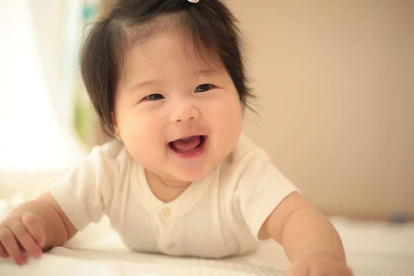 Une Mignonne Asiatique Bébé Fille — Photo