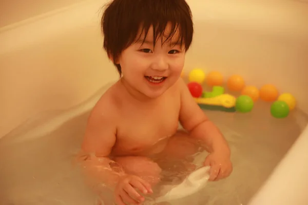 バスルームで遊んでる日本人の男の子 — ストック写真