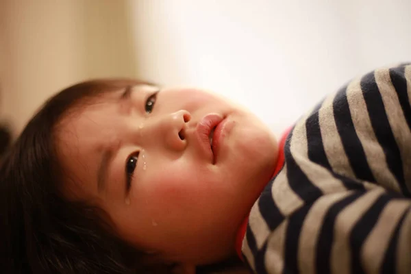 Lindo Niño Pequeño Llorando Acostado Cama — Foto de Stock