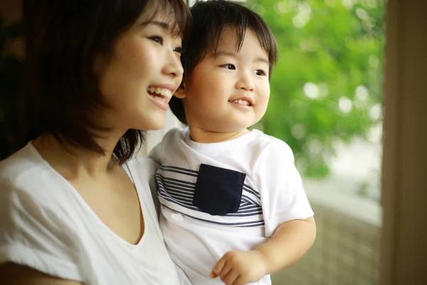 Młody Azji Matka Jej Syn — Zdjęcie stockowe
