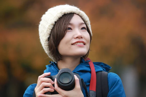 Retrato Joven Mujer Asiática Tomando Foto Otoño Parque —  Fotos de Stock