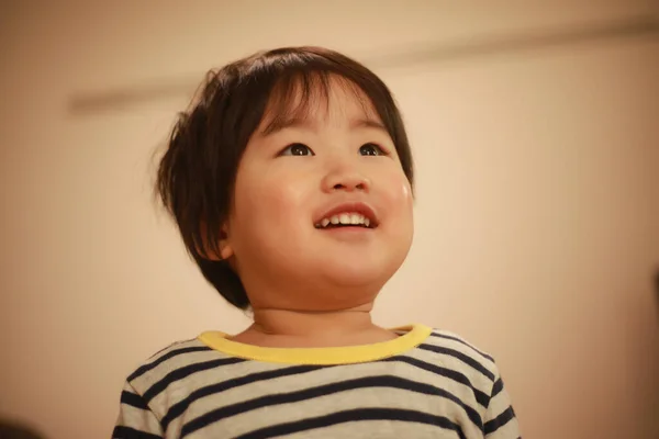 Evde Gülümseyen Küçük Şirin Bir Çocuğun Portresi — Stok fotoğraf