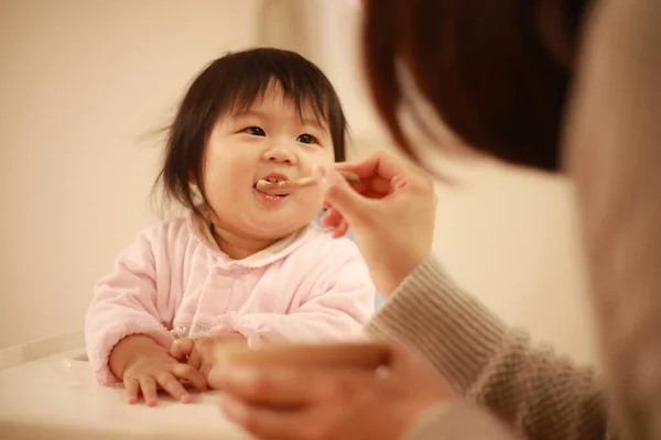 Jovem Asiático Mãe Alimentando Ela Pouco Filha Com Colher — Fotografia de Stock