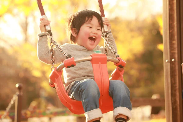 Platformda oynayan mutlu küçük çocuğun portresi