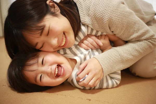 Tersenyum Wanita Muda Asia Dan Anak Kecilnya — Stok Foto