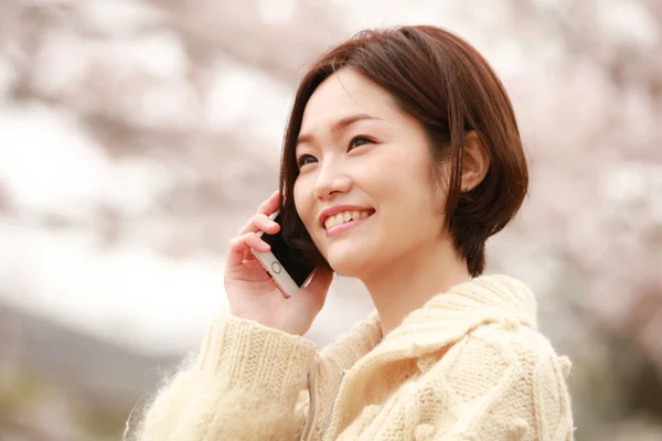 Portret Pięknej Młodej Kobiety Rozmawiającej Przez Telefon Parku — Zdjęcie stockowe