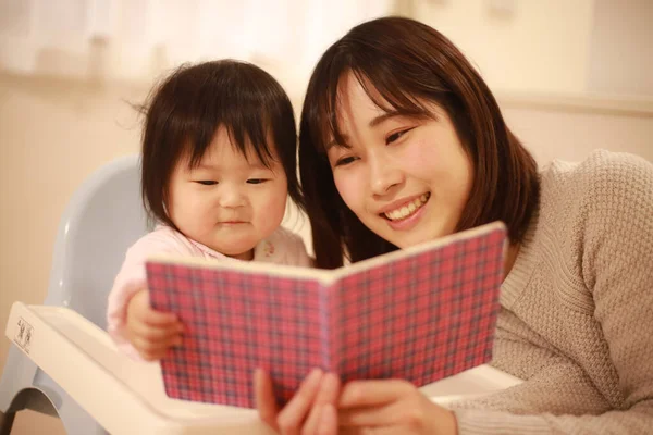 Азиатская Семья Чтение Книги Комнате — стоковое фото
