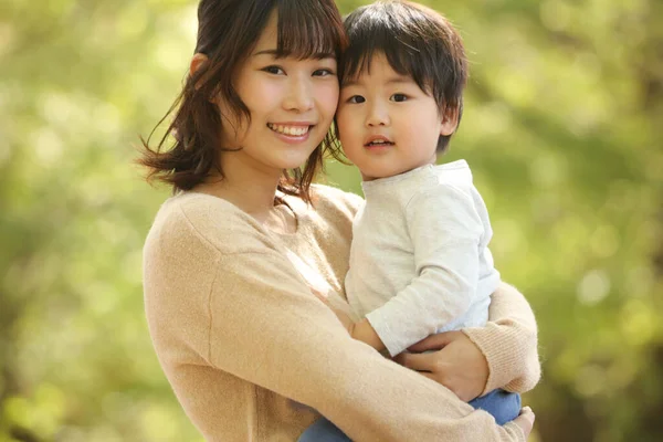 Portret Azjatyckiej Matki Małym Synkiem — Zdjęcie stockowe